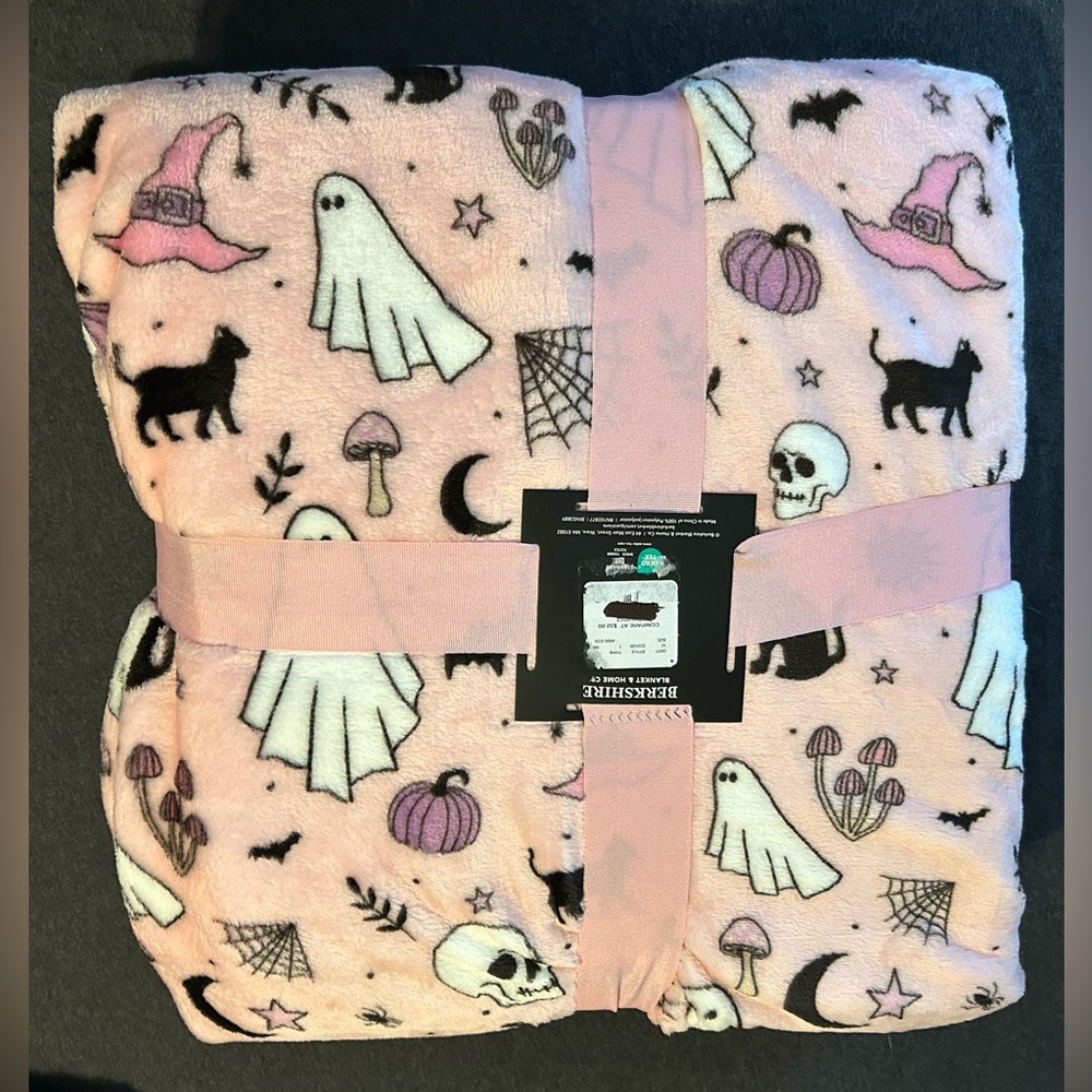 NWT Berkshire Boo Halloween Plush Blanket Pink Ghost Cats 90”x90” Full/Queen - Picture 2 of 2